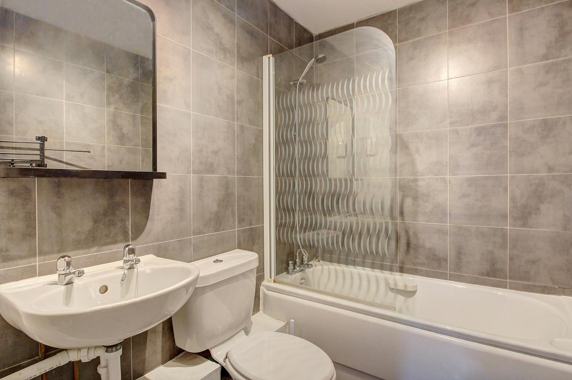 2 Minutes From Mk Central By Car- 2 Bed Apartment - 2 Free Parking Spaces- Hosted By Stayinmk Milton Keynes Eksteriør billede