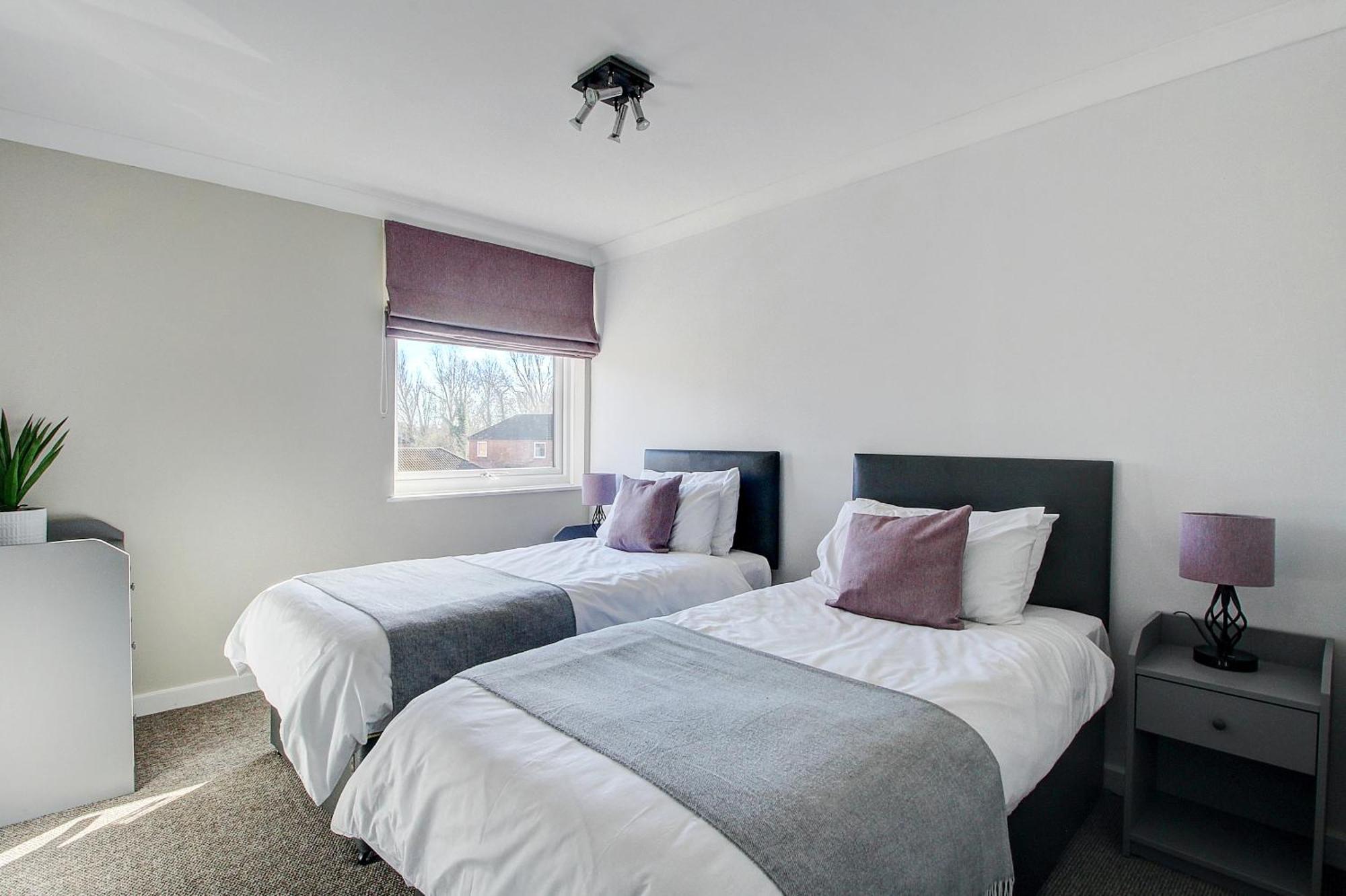 2 Minutes From Mk Central By Car- 2 Bed Apartment - 2 Free Parking Spaces- Hosted By Stayinmk Milton Keynes Eksteriør billede